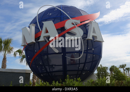 Merritt Islande, États-Unis d'Amérique, le logo de la NASA sur un globe dans le centre pour visiteurs du Centre spatial Kennedy. Banque D'Images