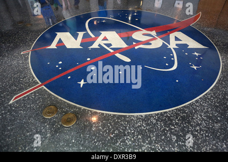 Merritt Islande, États-Unis d'Amérique, le logo de la NASA sur un globe dans le centre pour visiteurs du Centre spatial Kennedy. Banque D'Images