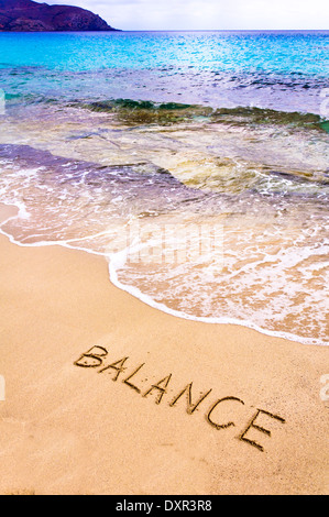 L'équilibre de mots écrits sur le sable, avec des vagues de la mer en arrière-plan, la paix concept Banque D'Images
