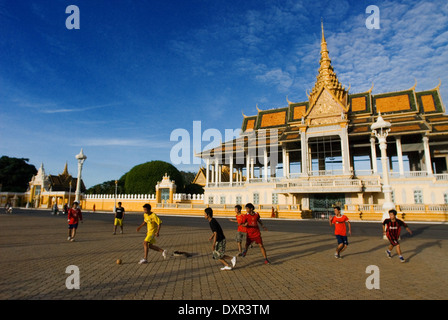 Jouer au football à l'extérieur du Palais Royal. Phnom Penh. Le Cambodge est l'équipe nationale de football l'équipe nationale du Cambodge et Banque D'Images