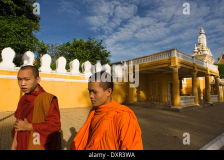 Moines de marcher à l'extérieur du Palais Royal. Phnom Penh. Brillant dans l'or, le Palais Royal est l'un de Phnom Penh ?s plus splendide qu'Arkite Banque D'Images