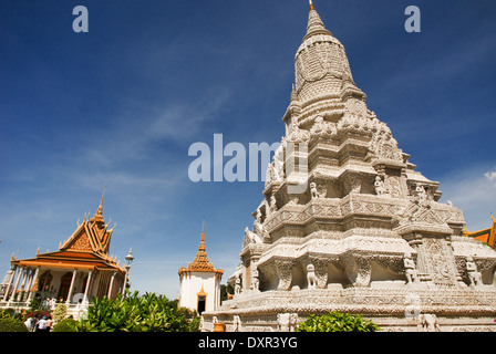 Stupa dans le Palais Royal. Phnom Penh. Le Palais Royal de Phnom Penh a été construit il y a plus d'un siècle pour servir de residen Banque D'Images