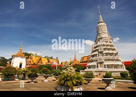 Stupa dans le Palais Royal. Phnom Penh. Le Palais Royal de Phnom Penh a été construit il y a plus d'un siècle pour servir de residen Banque D'Images