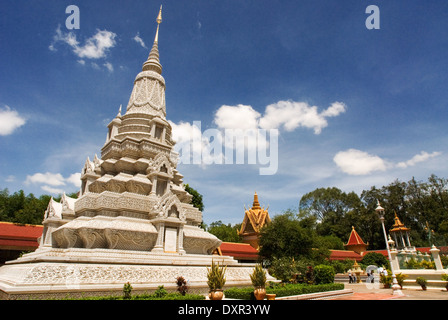 Stupa dans le Palais Royal. Phnom Penh. Le Palais Royal de Phnom Penh a été construit il y a plus d'un siècle pour servir de residen Banque D'Images