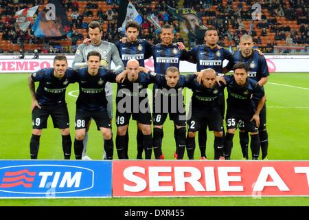 Milan, Italie. Mar 27, 2014. Groupe de l'équipe interinstitutions line-up Football/soccer : l'équipe de Inter groupe (L-R) Samir Handanovic, Andrea Ranocchia, Fredy Guarin, Juan Jésus, Walter Samuel, Mauro Icardi ; avant, Hernanes, Esteban Cambiasso, Rodrigo Palacio, Jonathan, Yuto Nagatomo posent devant l'Italien 'Serie' un match entre l'Inter Milan 0-0 Udinese au Stadio Giuseppe Meazza de Milan, Italie . © Enrico Calderoni/AFLO SPORT/Alamy Live News Banque D'Images