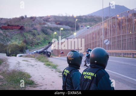 Melilla, Espagne. Mar 28, 2014. Les policiers espagnols immigrés montre l'Afrique du Nord, en réaction enclave espagnole de Melilla, le 28 mars 2014. Ont déclaré que plusieurs centaines de migrants africains ont tenté de franchir la frontière de barbelés des clôtures pour entrer dans l'enclave espagnole de Melilla du Maroc mais la plupart ont été refoulés par les forces de sécurité des deux côtés. Un porte-parole du Ministère de l'Intérieur a déclaré que les migrants en Melilla tenté d'escalader les clôtures plusieurs fois tôt le vendredi et une poignée a réussi à obtenir à travers. Des milliers de migrants qui cherchent une vie meilleure en Europe vivent illégalement au Maroc, espérant t Banque D'Images