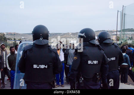 Melilla, Espagne. Mar 28, 2014. Les policiers espagnols immigrés montre l'Afrique du Nord, en réaction enclave espagnole de Melilla, le 28 mars 2014. Ont déclaré que plusieurs centaines de migrants africains ont tenté de franchir la frontière de barbelés des clôtures pour entrer dans l'enclave espagnole de Melilla du Maroc mais la plupart ont été refoulés par les forces de sécurité des deux côtés. Un porte-parole du Ministère de l'Intérieur a déclaré que les migrants en Melilla tenté d'escalader les clôtures plusieurs fois tôt le vendredi et une poignée a réussi à obtenir à travers. Des milliers de migrants qui cherchent une vie meilleure en Europe vivent illégalement au Maroc, espérant t Banque D'Images