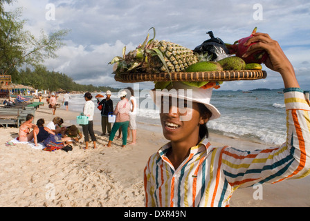 Les vendeurs de fruits sur la plage à Sihanoukville. Sihanoukville, c'est la 4ème plus grande ville du Cambodge mais c'est vraiment un à bord Banque D'Images