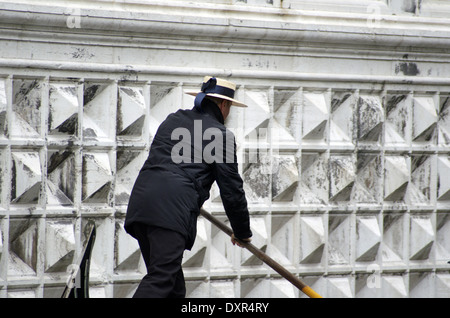 Gondolier habillé en costume traditionnel avec la hutte avec le ruban à Venise Banque D'Images