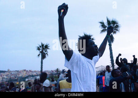 Melilla, Espagne. Mar 28, 2014. Réagir les immigrants à Melilla, Espagne le 28 mars 2014. Ont déclaré que plusieurs centaines de migrants africains ont tenté de franchir la frontière de barbelés des clôtures pour entrer dans l'enclave espagnole de Melilla du Maroc mais la plupart ont été refoulés par les forces de sécurité des deux côtés. Un porte-parole du Ministère de l'Intérieur a déclaré que les migrants en Melilla tenté d'escalader les clôtures plusieurs fois tôt le vendredi et une poignée a réussi à obtenir à travers. Des milliers de migrants qui cherchent une vie meilleure en Europe vivent illégalement au Maroc, en espérant qu'ils peuvent entrer Melilla et de l'Espagne autres co d'Afrique du Nord Banque D'Images