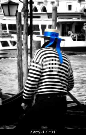 Gondolier habillé en costume traditionnel avec la hutte avec le ruban à Venise Banque D'Images