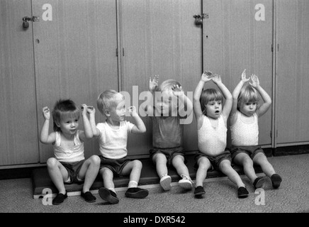 Berlin, DDR, petits enfants avec l'éducation physique dans un Kindertagesstaette Banque D'Images