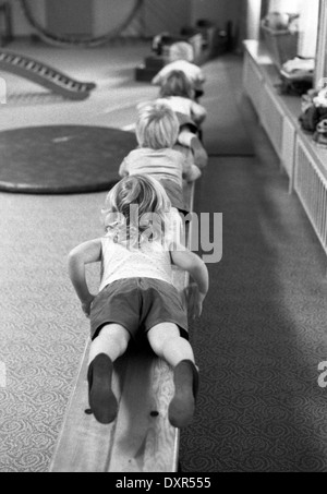 Berlin, DDR, petits enfants avec l'éducation physique dans un Kindertagesstaette Banque D'Images