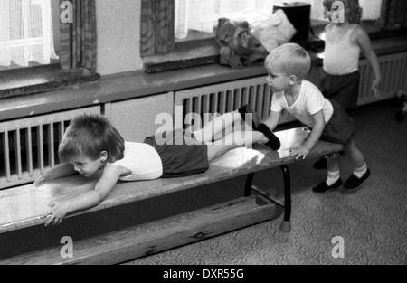 Berlin, DDR, petits enfants avec l'éducation physique dans un Kindertagesstaette Banque D'Images