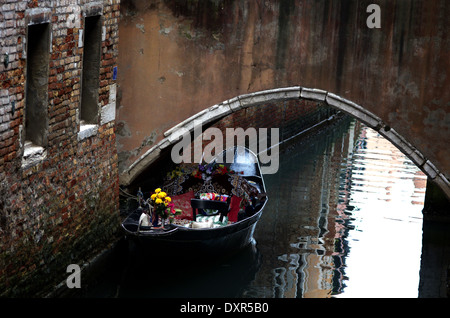 Bateau traditionnel en bois à Venise gondoles close up et détail Banque D'Images