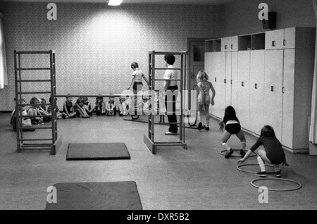 Berlin, DDR, enfants d'âge pré-scolaire et enseignant en éducation physique Banque D'Images