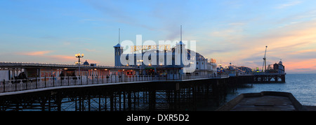 Les couleurs du crépuscule sur le Palace Pier de Brighton, Brighton, Brighton & Hove, Sussex County, England, UK Banque D'Images