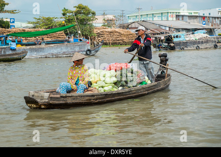CAN Tho, Vietnam - 26 janvier : bateau dans le marché flottant sur le Mékong, le 26 janvier 2014 à Can Tho, Vietnam. Banque D'Images