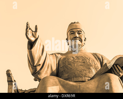 L'imposante statue du Roi Sejong de l'extérieur de Gyeongbokgung Palace à Séoul, Corée du Sud. Banque D'Images