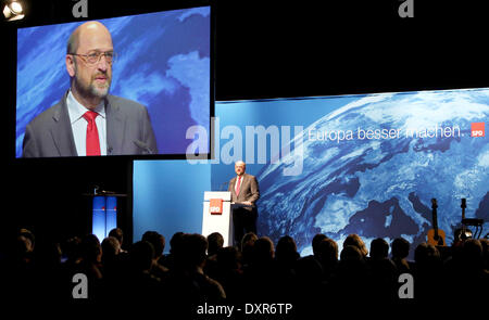 Hambourg, Allemagne. Mar 29, 2014. Le président du Parlement européen et le premier candidat du Parti Socialiste Européen (PSE) pour les élections européennes 2014, Martin Schulz (Parti social-démocrate d'Allemagne/SPD), prononce le discours au début de la campagne pour les élections européennes du SPD à Hambourg, Allemagne, 29 mars 2014. Les citoyens de l'Europe s'élire le 8ème Parlement européen le 25 mai 2014. Photo : MALTE CHRÉTIENS/DPA/Alamy Live News Banque D'Images