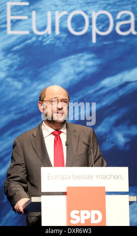 Hambourg, Allemagne. Mar 29, 2014. Le président du Parlement européen et le premier candidat du Parti Socialiste Européen (PSE) pour les élections européennes 2014, Martin Schulz (Parti social-démocrate d'Allemagne/SPD), prononce le discours au début de la campagne pour les élections européennes du SPD à Hambourg, Allemagne, 29 mars 2014. Les citoyens de l'Europe s'élire le 8ème Parlement européen le 25 mai 2014. Photo : MALTE CHRÉTIENS/DPA/Alamy Live News Banque D'Images