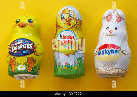 Voie lactée Nestlé Bar bunny et Nestlé Smarties mini poussin de Pâques poussin de Pâques et Kinder chocolat isolé sur fond jaune - prêt pour Pâques Banque D'Images