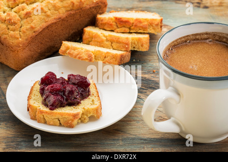 Petit-déjeuner sans gluten - le pain fait avec de la farine de noix de coco et d'amande, farine de lin, et la sauce aux canneberges sans sucre Banque D'Images