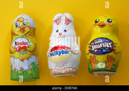 Voie lactée Nestlé Bar bunny et Nestlé Smarties mini poussin de Pâques poussin de Pâques et Kinder chocolat isolé sur fond jaune - prêt pour Pâques Banque D'Images