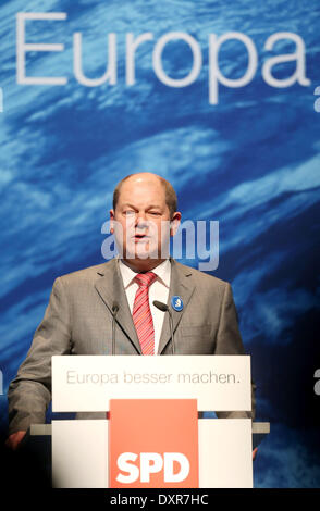 Hambourg, Allemagne. Mar 29, 2014. Le premier maire de Hambourg l'Olaf Scholz (SPD) prend la parole lors du DOCUP pour l'ouverture de la campagne électorale européenne à Hambourg, Allemagne, 29 mars 2014. Le 25 mai 2014 les citoyens de l'Union européenne à l'élection du Parlement européen pour la huitième fois. Photo : Malte chrétiens/dpa/Alamy Live News Banque D'Images