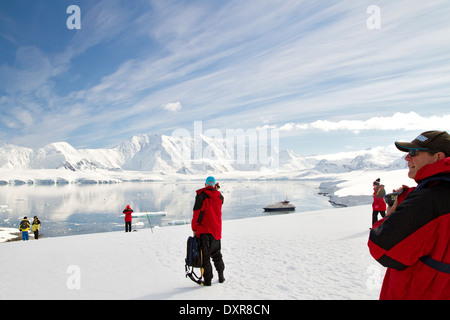 Les touristes de croisière antarctique sur bateau de croisière, bateau profitez du paysage sur l'Antarctique, l'Antarctique montagne, péninsule antarctique. Banque D'Images