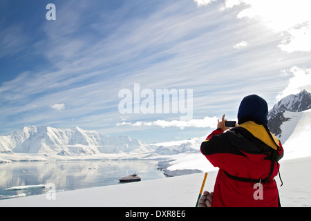 L'antarctique les touristes en bateau de croisière, bateau profitez du paysage sur l'Antarctique. Capture paysage avec l'iPhone. Banque D'Images