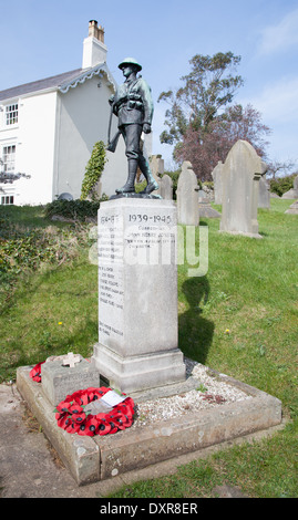 War Memorial à St. Stephen's Churchyard, Bodfari une marche de soldat de la Première Guerre mondiale / Grande Guerre Banque D'Images