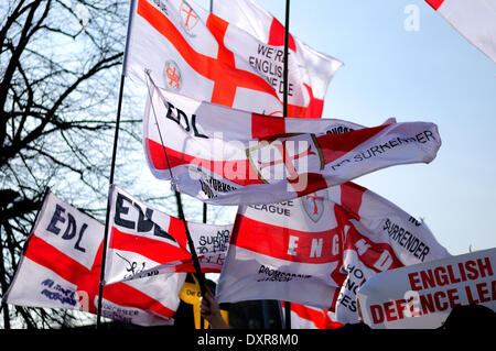 ,Peterborough Cambridgeshire,UK.29 mars 2014.Les membres de l'EDL ont défilé à Peterborough cet après-midi, une foule d'environ trois cents ont pris part à partir de la Chambre publique de paon sur London Road.Ils ont marché dans le centre-ville ont été réalisés, l'un des discours où l'homme a été arrêté pour infraction à l'ordre public. Un compteur mars a également eu lieu tôt dans la journée par le Conseil de l'Union du commerce de Peterborough. Banque D'Images