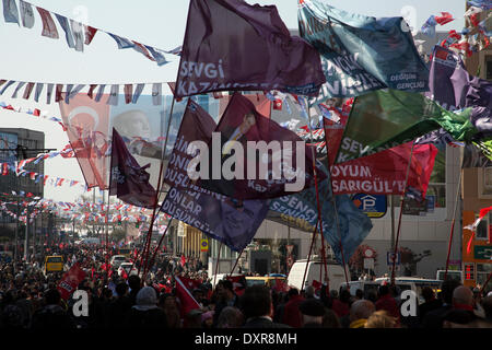 Kadikoy, Istanbul, Turquie -- PSC, le principal parti d'opposition, c'est rallye final à Kadikoy, Istanbul. Le rallye s'appuie sur des centaines et des milliers de partisans de tous les coins d'Istanbul. Kadikoy est surnommée 'la forteresse de CHP' comme il a toujours été régi par des fonctionnaires élus PSC. 29 mars 2014. Credit : Bikem Ekberzade/Alamy Live News Banque D'Images