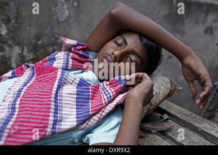 Dhaka, Bangladesh. Mar 29, 2014. De travail zone Kawran bazar dormir dans la journée dans leur milieu, à Dhaka, Bangladesh, le 29 mars 2014. Les aliments sont issus de district de longue distance, et à minuit, arrivée au bazar, Kawran travaille les hommes à travailler toute la nuit nd. © Zakir Hossain Chowdhury/NurPhoto ZUMAPRESS.com/Alamy/Live News Banque D'Images