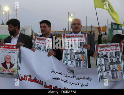 Ramallah, Cisjordanie, territoire palestinien. Mar 29, 2014. Les palestiniens détiennent des photos de personnes détenues dans les prisons israéliennes depuis 1993 avant la paix d'Oslo comme ils protestent contre le report de la libération des prisonniers à l'extérieur des portes de la prison d'Ofer, près de la ville cisjordanienne de Beitounia, le 29 mars 2014. Jusqu'à présent, Israël a libéré 78 prisonniers en trois lots mais les ministres avaient averti qu'ils bloqueraient le communiqué final, qui avait été prévu sur le week-end, si les Palestiniens ont refusé de prolonger les négociations au-delà de leur deadlinei 29 avril (crédit Image : © Issam Ri Banque D'Images