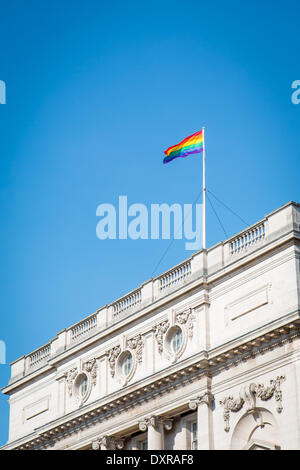 London, UK . Mar 29, 2014. Les immeubles de bureaux du cabinet à Whitehall battant le drapeau arc-en-ciel pour marquer l'égalité du mariage Crédit : Zefrog/Alamy Live News Banque D'Images