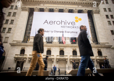 Une bannière sur la façade de la Bourse de New York célèbre le premier jour de bourse d'Aerohive Networks Banque D'Images