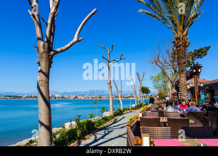 Le restaurant en front de mer dans la vieille ville à la recherche vers les plages et zone de l'hôtel à l'ouest, Côté, Antalya Province, Turkey Banque D'Images