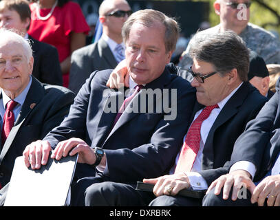 Texas Gov. Rick Perry embrasse le lieutenant-gouverneur David Dewhurst lors de la cérémonie de dédicace pour Texas Capitol monument aux anciens combattants du Vietnam. Banque D'Images