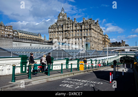 L'entrée de la gare de Waverley, avec l'Hotel Balmoral à l'arrière-plan. Banque D'Images