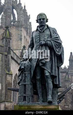 Statue d'Adam Smith (1723-1790), philosophe et économiste écossais, à l'extérieur de la Cathédrale Saint-Gilles d'Édimbourg. Banque D'Images