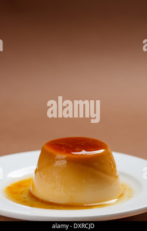 Crème au caramel flan dans une assiette blanche Banque D'Images