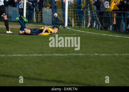 Avant se trouve un contre un et les scores Gosports deuxième objectif, Gosport Borough v FC FC Storford évêques, SKRILL Division du Sud, le 29 mars 2014. (C) Paul Gordon | Alamy Live News Banque D'Images