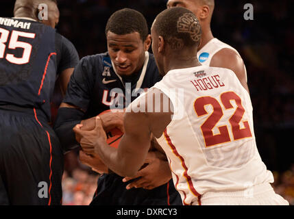 New York, NY, USA. Mar 28, 2014. Vendredi 28 mars 2014 : Connecticut Huskies avant de DeAndre Daniels (2) batailles avec Iowa State Cyclones Avant Dustin Hogue (22) pour le contrôle de la balle au cours de la 1ère moitié du NCAA tournoi régional de l'est demi-finale match de basket-ball entre l'état de l'Iowa et UConn au Madison Square Garden de New York, NY. UConn beat Iowa State 81-76. Bill Shettle/Cal Sport Media. © csm/Alamy Live News Banque D'Images