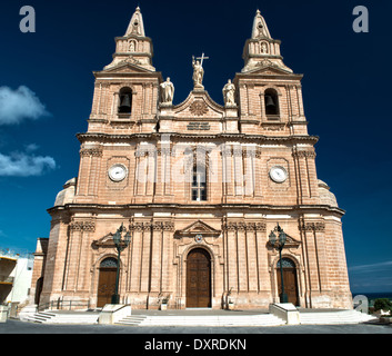 L'église paroissiale de la Nativité de la Vierge Marie à Mellieha, Malte. Banque D'Images