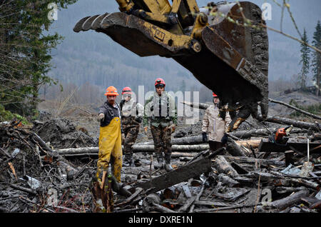 Les secouristes poursuivent leurs efforts pour localiser les victimes d'un énorme glissement de terrain qui a tué au moins 28 personnes et détruit un petit village dans le nord-ouest de l'état de Washington le 29 mars 2014 dans l'Oso, Washington. Banque D'Images