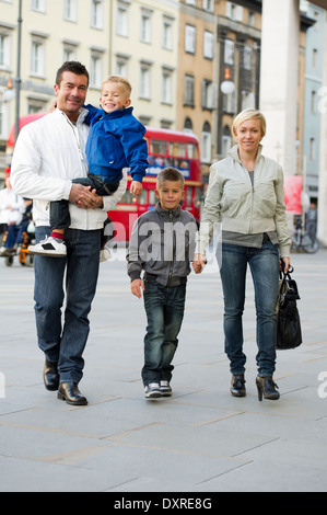 Balades en famille dans la rue de Londres Banque D'Images