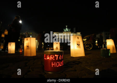 Berlin. Mar 29, 2014. Photo prise le 29 mars 2014 indique les bougies devant la porte de Brandebourg au cours de la campagne 2014 de l'heure de la terre en Allemagne, Berin. Earth Hour est un événement mondial organisé par le WWF et a lieu le dernier samedi du mois de mars chaque année, d'encourager les ménages et les entreprises à éteindre leurs lumières et autres appareils électriques pendant une heure pour exprimer leur préoccupation à propos du changement climatique. Credit : Zhang Fan/Xinhua/Alamy Live News Banque D'Images