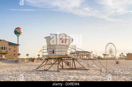 Un sauveteur gare tôt le matin sur la plage de Pensacola, en Floride. Banque D'Images